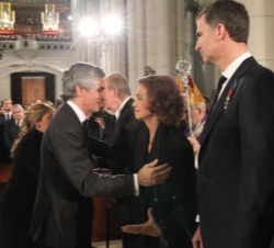 Su Majestad la Reina recibe el afectuoso saludo de Adolfo Suárez Illana, una vez concluido el Funeral de Estado en memoria del expresidente Suárez